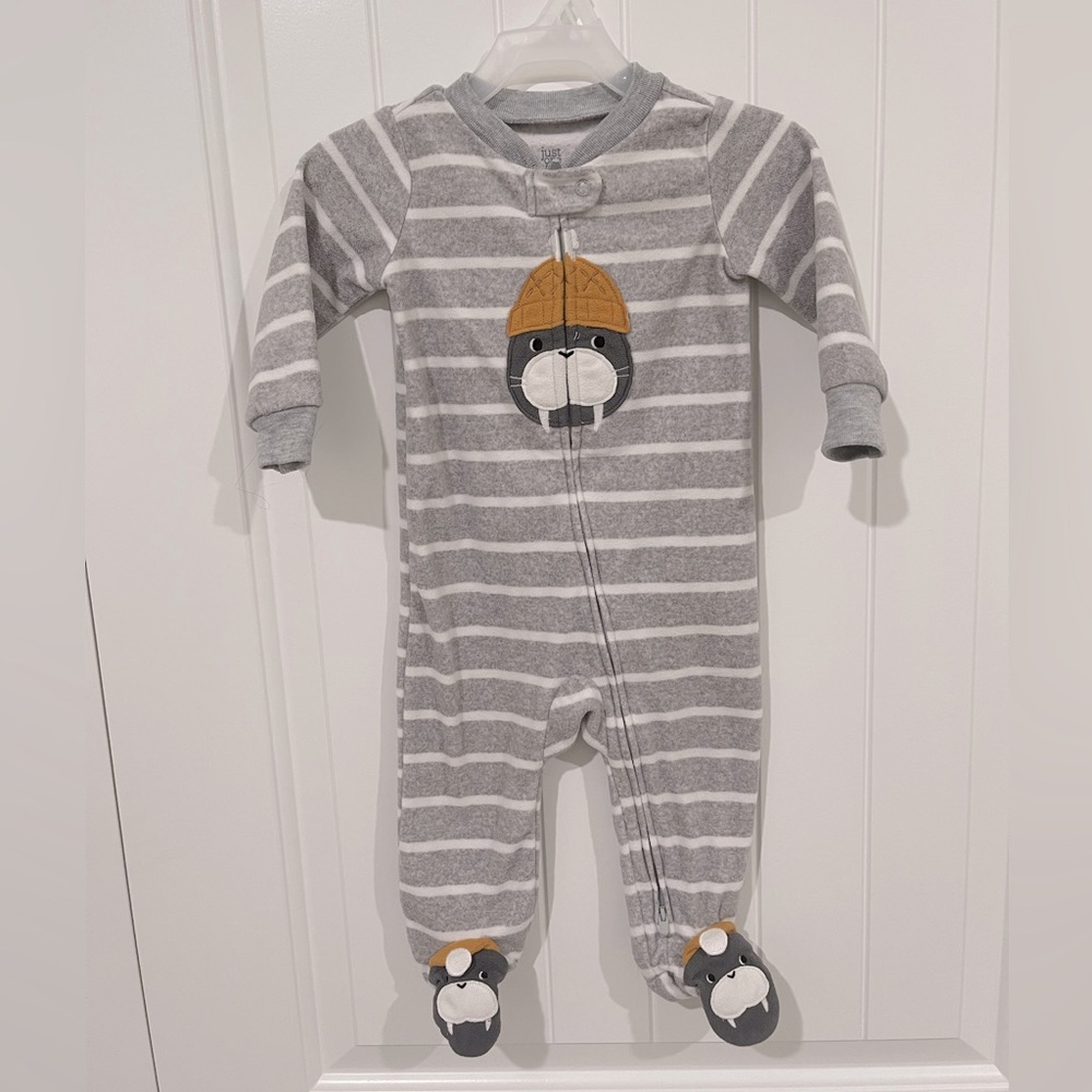 Carters - 9 Mo’s old, unisex soft bodysuit. Hardly used handful times for sale.